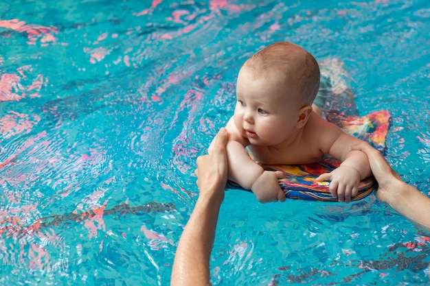 Dziecko Z Mamą Uczy Się Pływać W Basenie