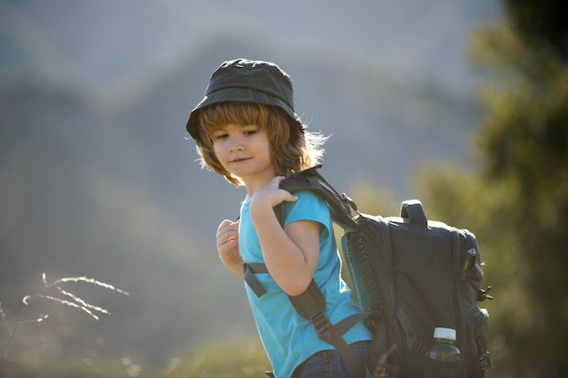 Dziecko z plecakiem wędrujące po malowniczych górach Dziecko, miejscowy turysta, wybiera się na lokalną wędrówkę