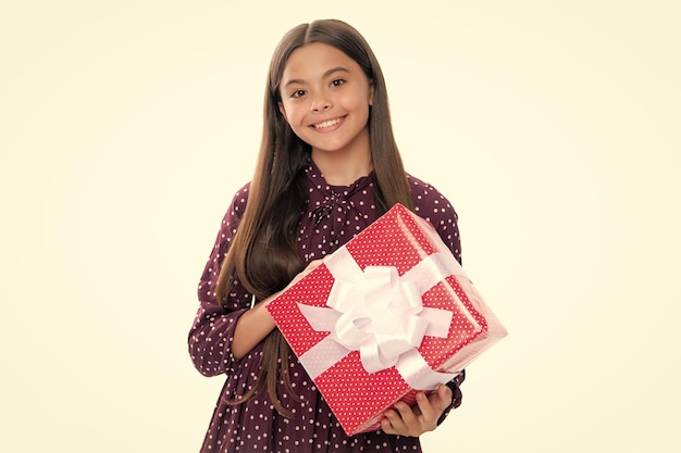 Dziecko z prezentem pudełko na białym tle Prezenty na urodziny Walentynki Nowy Rok lub Boże Narodzenie Portret szczęśliwej uśmiechniętej nastoletniej dziewczyny