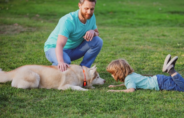 Dziecko z przyjacielem zwierzaka, ojcem i synem z psem spędzającym czas na świeżym powietrzu