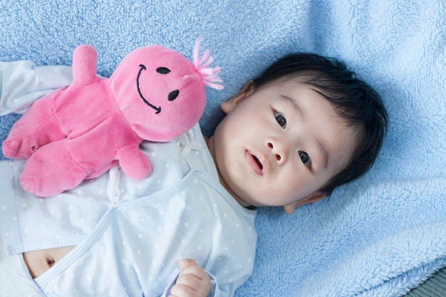 Dziecko z różową lalkę