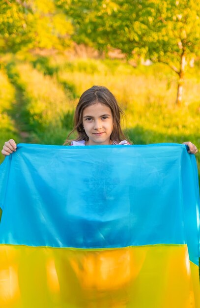 Dziecko z ukraińską flagą patriota zatrzymać wojnę Selektywne skupienie