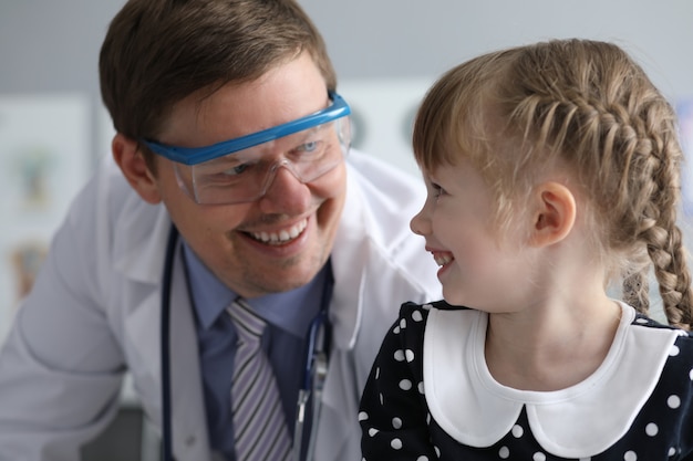 Zdjęcie dziecko z wesołym doktorem