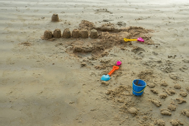 Zdjęcie dziecko zabawki po grze na plaży