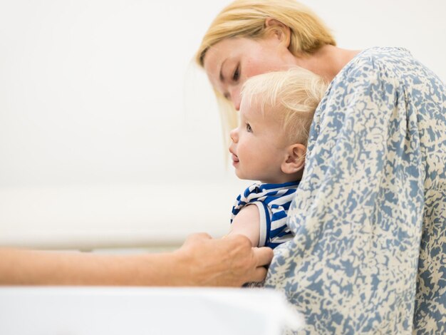 Dziecko zaszczepione przez pediatrę w obecności matki przeciwko szczepionce profilaktycznej