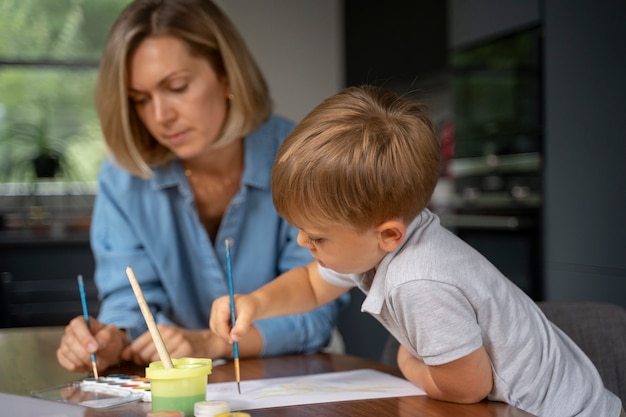 Zdjęcie dziecko zdobywa edukację w domu