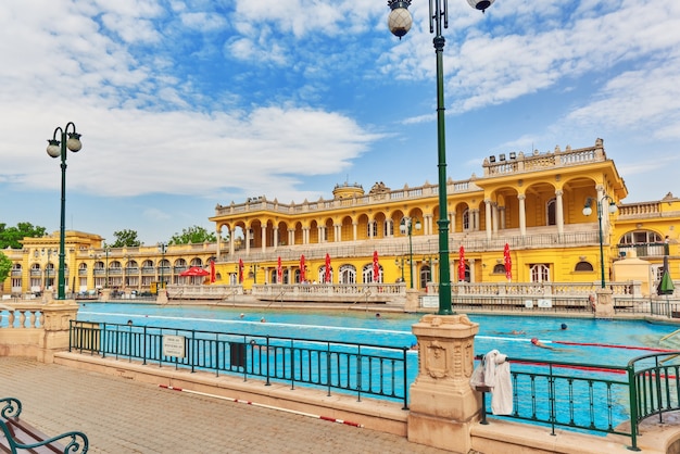 Dziedziniec Łaźni Szechenyi, węgierski kompleks łaźni termalnych i zabiegi spa.