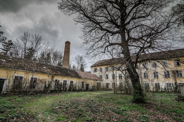 Dziedziniec terenów fabrycznych