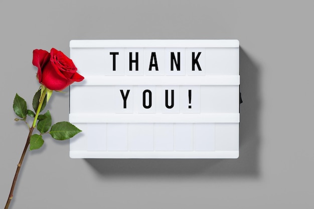 Dziękuję! Lekkie Pudełko Z Literami I Dekoracją Z Czerwonej Róży
