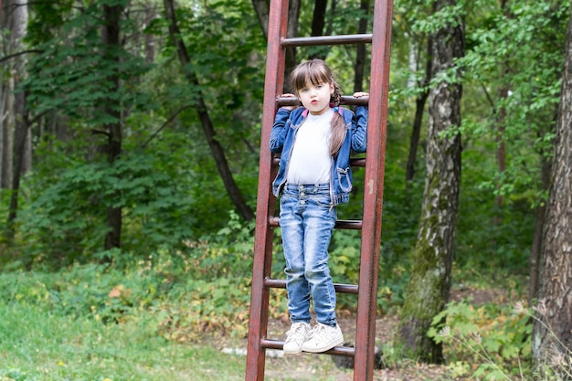 Dzielna dziewczynka wspięła się po schodach w lesie