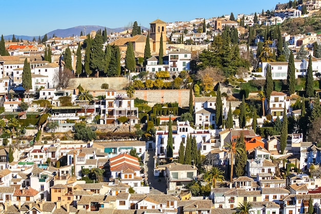 Dzielnica Albaicin w Granadzie ze starymi domami i kościołami. Alhambra.