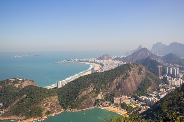 Dzielnica Copacabana widziana ze szczytu góry Sugarloaf w Rio de Janeiro.