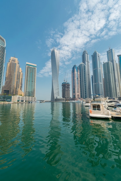 Dzielnica Dubai Marina 9 Sierpnia W Zjednoczonych Emiratach Arabskich. Dubaj Szybko Się Rozwija