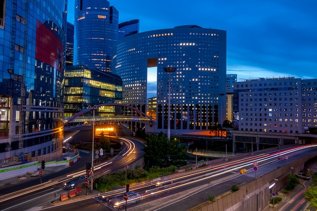 Dzielnica La Defense z wieczornym ruchem samochodowym