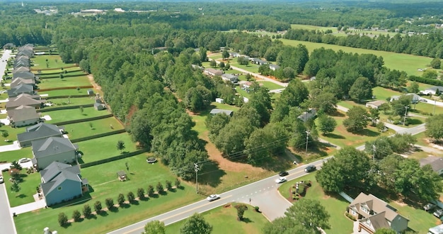 Dzielnica mieszkaniowa z panoramicznym widokiem w amerykańskim mieście w Boiling Springs SC US