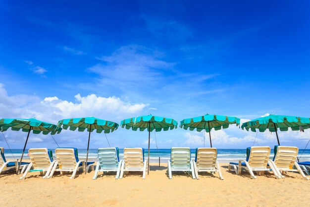 Dzień dobry pogoda na tropikalnej plaży, plaża Karon na wyspie Phuket