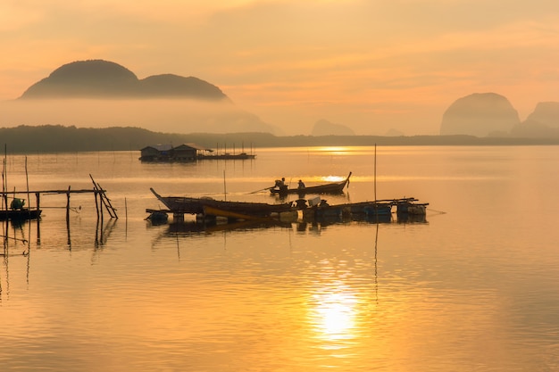 Dzień dobry wioska rybacka i wschód słońca w Sam Chong-tai, Phang Nga, Tajlandia