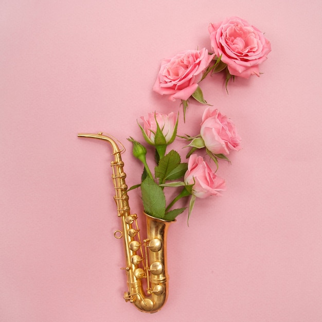 Dzień jazzu. Saksofon z kwiatami