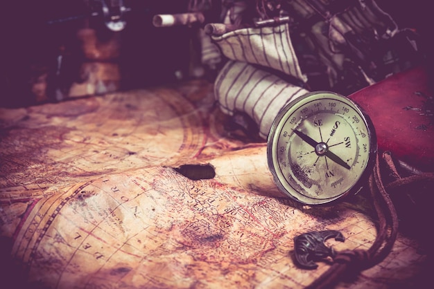 Dzień Kolumba i mapa świata z kompasem