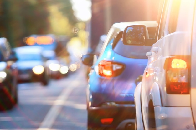 dzień korek w mieście na autostradzie samochody / koncepcja transportu, ruch miejski metropolia widok krajobraz