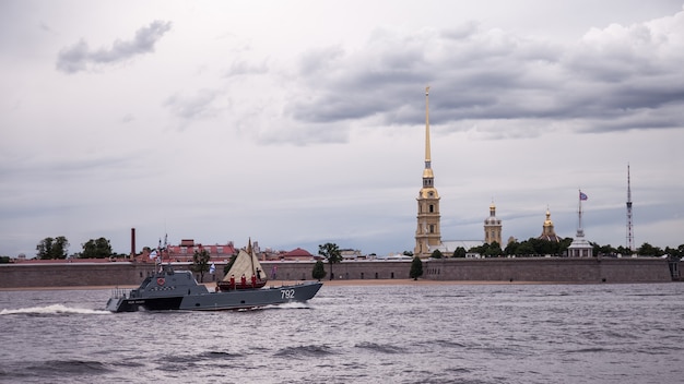 Dzień Marynarki Wojennej Rosji, parada morska, niszczyciele wojskowe na Newie