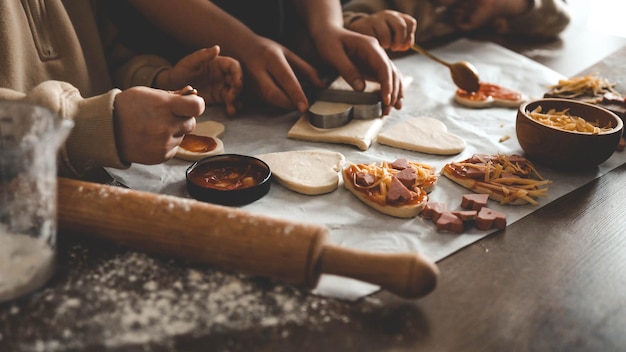 Dzień Matki, mama i dzieci w kuchni robią pizzę, szczęśliwa rodzina.