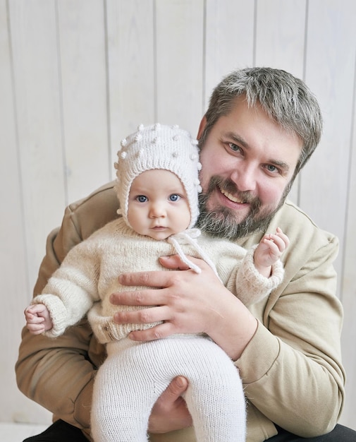 Dzień Ojca Ojciec trzyma synka w ramionach Dzień Ochrony Dziecka