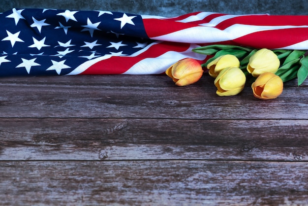 Dzień Pamięci Z Amerykańską Flagą I Kwiat Na Drewnianym Tle