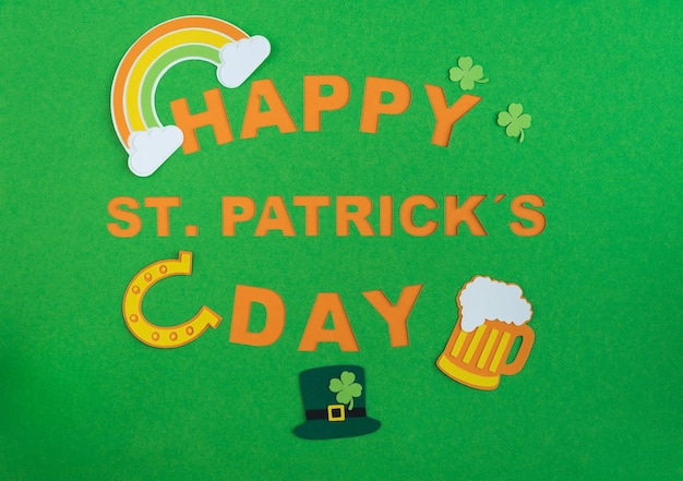Dzień św. Patryka Banner na zielonym tle z HAPPY ST PATRICKS DAY