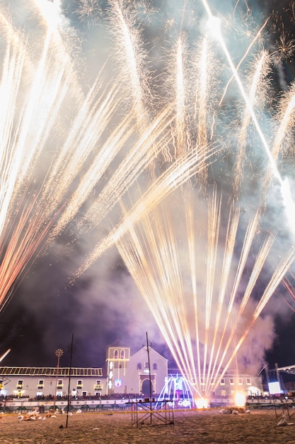 Dzień świec w Kolumbii. Grudniowy festiwal sztucznych ogni w Villa de Leyva w Kolumbii