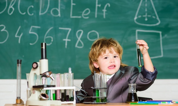 Dzień wiedzy Inspiracja do badań Nauka dzieciaków biologia chemia Wiedza podstawowa edukacja w szkole podstawowej Eksperyment edukacyjny Szkoła dla chłopca z mikroskopem i probówkami Pojęcie wiedzy