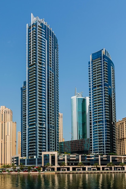 Dzienny gród Dubaju nowoczesna architektura dzielnicy Dubai Marina