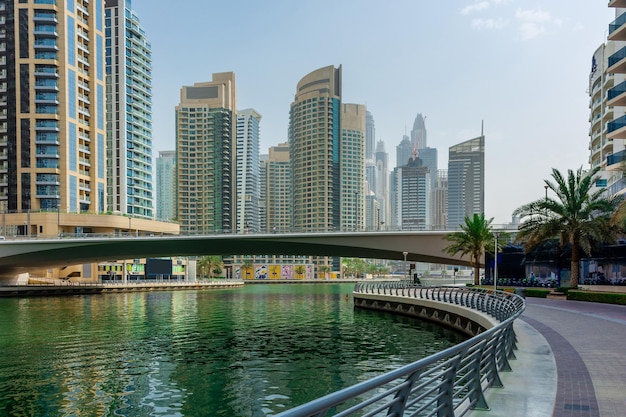 Dzienny gród Dubaju nowoczesna architektura dzielnicy Dubai Marina