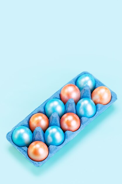 Dziesięć perłowo-niebieskich i pomarańczowych jaj na niebieskiej tacy, Wielkanoc