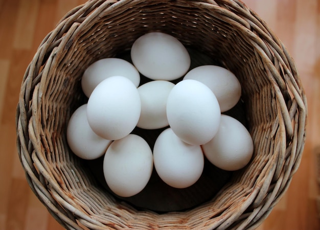 Dziesięć Świeżo Pobranych Białych Jaj Wewnątrz Wikliny Garnek Widok Z Góry Stock Photo