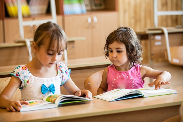 Dziewczęta Studiujące W Wieku Przedszkolnym