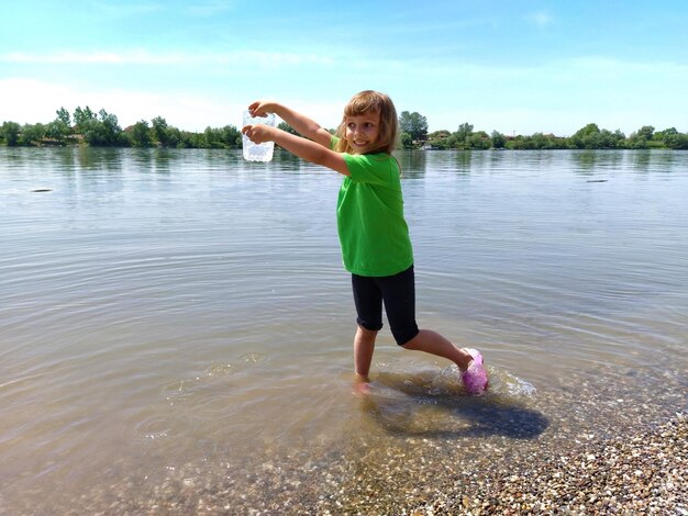 Dziewczyna Bawiąca Się Plastikowymi Opakowaniami Na Plaży Dziecko W Wodzie Pojęcie Ekologii I Ochrony środowiska Pomysł Na Grę Dzieci Na Brzegu Serbia Rzeka Sawa