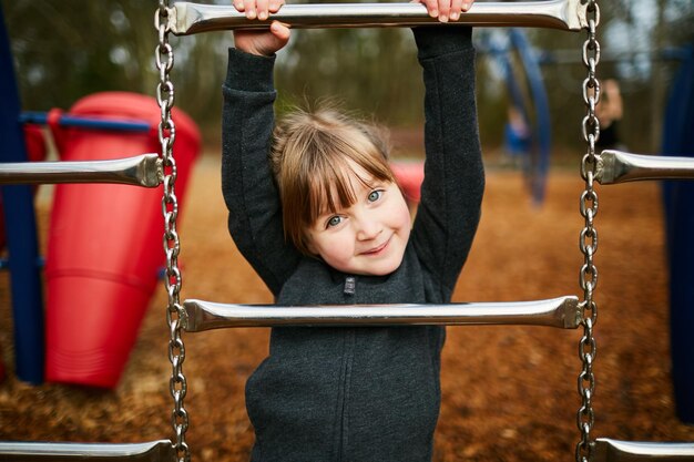 Zdjęcie dziewczyna bawiąca się w parku