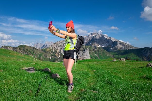 Dziewczyna bierze selfie podczas wędrówki po górach