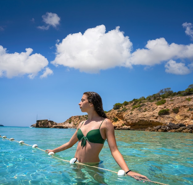 Dziewczyna bikini Ibiza zrelaksowała się na czystej wodzie