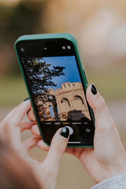 dziewczyna biorąc telefon z Androidem