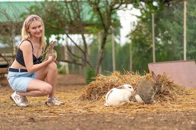 Dziewczyna brązowy pietruszka królik karmi królika wielkanocnego białe tło zdrowa koncepcja grupa gryzoń z