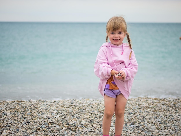 Dziewczyna ciesząca się wakacjami na plaży.