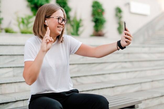 Dziewczyna Co Selfie Na Zewnątrz