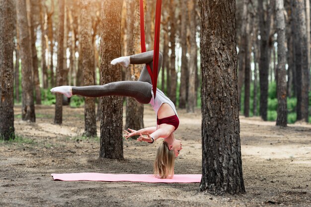 Dziewczyna ćwiczy jogę w przyrodzie