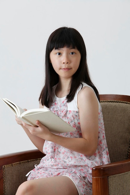 Dziewczyna czytająca książkę