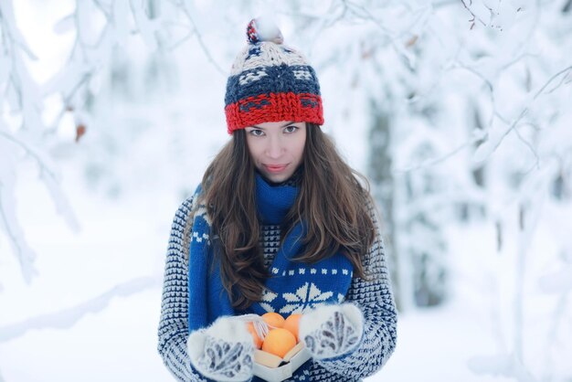Dziewczyna dorosły mandarynkowy zimowy śnieg, koncepcja odporności witamin