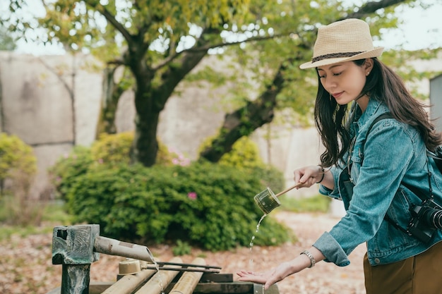 Dziewczyna doświadcza kultury bambusowy kij do mycia rąk