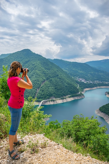 Dziewczyna-fotograf Robi Zdjęcia Jeziora Ze Szczytu Góry.
