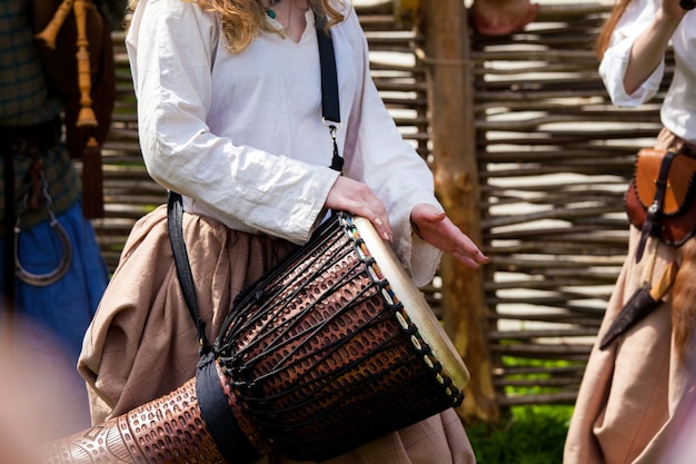 Dziewczyna Gra Na Bębnie Djembe Na Ulicy